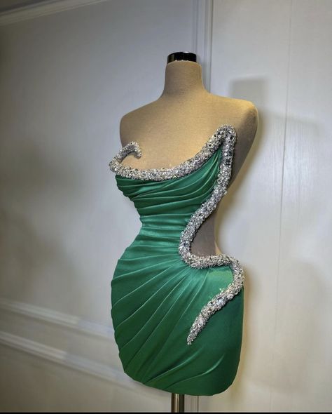 Luxury Dress Black, Prom Dresses Strapless, Striper Outfits, Birthday Luxury, Emerald Green Gown, Graduation Gown, Short Prom Dresses, Strapless Prom Dresses, Exquisite Gowns