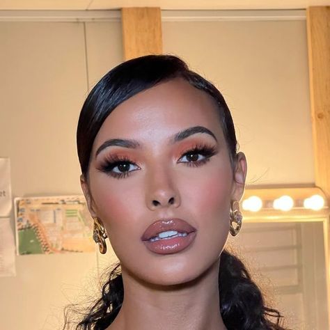 Letitia Sophia on Instagram: "Surprise!!! @mayajama on tonight’s #LoveIsland 🍊 Burnt orange on the eyes might just be my go to eye look for this summer 🍊 @letitiasophiamakeup #LetitiaSophiaMakeup #LetitiasLab #MayaJama" Rust Orange Makeup Look, Burnt Orange Makeup Look Black Women, Burned Orange Makeup Looks, Rusty Orange Makeup Look, Bronze Orange Eye Makeup, Burnt Orange Makeup, Burnt Orange Makeup Look, Orange Makeup, Eye Look