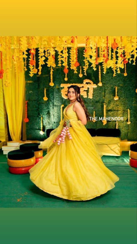 Haldi Rasam Video, Hldi Pose, Bridal Haldi Photoshoot, Haldi Portrait, Haldi Shoot Poses, Simple Haldi Look For Bride, Giral Photo, Haldi Photoshoot Poses, Haldi Dress For Bride