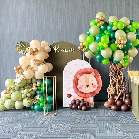 Safari Party Decorations, Baby First Birthday Cake, Baby Birthday Invitations, Boys 1st Birthday Party Ideas, Baby Birthday Decorations, Balloon Garland Diy, Safari Theme Birthday, Baby Boy First Birthday, Safari Birthday Party