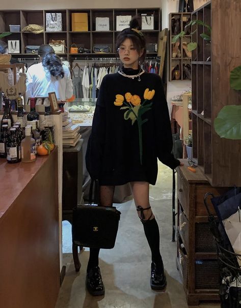 Acubi Winter Style, Japan Street Fashion Women, Peekaboo Outfit, Aesthetics Outfits, Mode Indie, Grunge Aesthetics, Aesthetic Outfit Ideas, Fashion Mistakes, Aesthetic Outfit