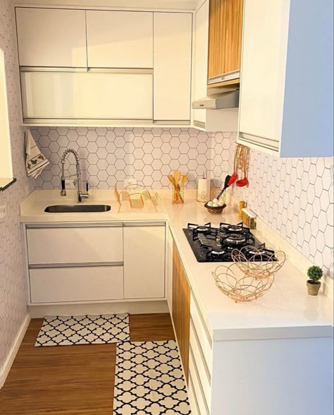 Dapur Aesthetic Simple, Kitchen Set Minimalist Small Spaces, Mini Kitchen Decor, Kitchen Set Minimalist, Small Kitchen Set, Model Dapur, Tiny Kitchen Design, Kitchen Decor Styles, Kitchen Design Small Space