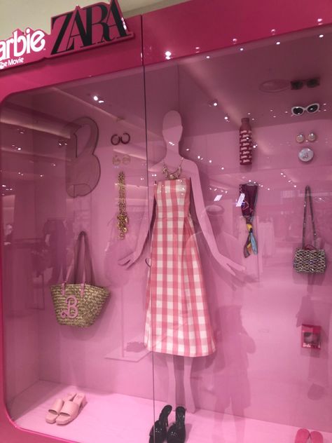 Fashion Window Display, Plastic Fantastic, Barbie Room, Barbie Shop, Barbie Movie, Fashion Portfolio, Barbie Movies, Barbie World, Visual Merchandising