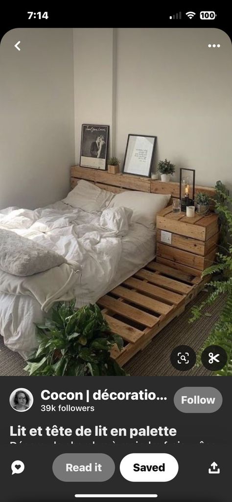 Pallet Base Bed, Floor Bed Pallet, Pallet Floor Bed, Bedframe Ideas Wood, Pallet Bed Frame Diy Full, Bed On Wood Pallets, Room Pallet Ideas, Pallet Bed Aesthetic, Queen Size Pallet Bed Frame Diy