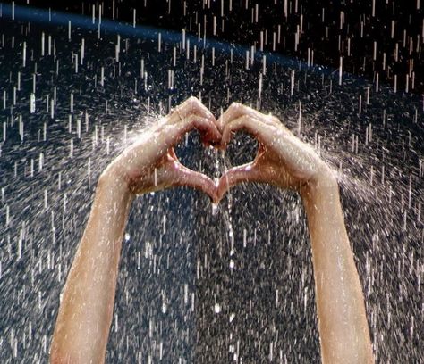 Taylor Swift Fearless album aesthetic. Fearless Tour heart hands in a rain show. Fearless Album, Taylor Swift Playlist, I Love Rain, Spotify Covers, Taylor Swift Fearless, Love Rain, Estilo Taylor Swift, Heart Hands, Pinturas Disney