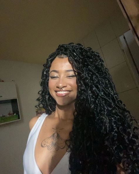 Goddess Faux Locs no método Crochet Braids 🌹 @b_marcelinx_ Kids Faux Locs, Faux Locs Goddess, Goddess Faux Locs, Faux Locs Hairstyles, Goddess Locs, Faux Locs, Natural Hairstyles, Girl Hair, Crochet Braids