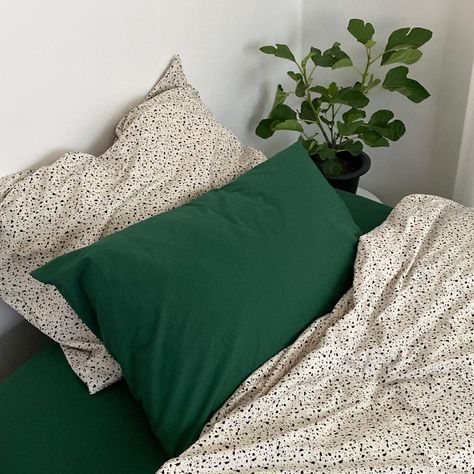 Dark Green Sheets White Comforter, Dark Green Sheets Aesthetic, Green Bed Sheets, Dorm Decoration, College Bedding, Green Comforter, Room Vibes, Green Sheets, Dorm Inspo