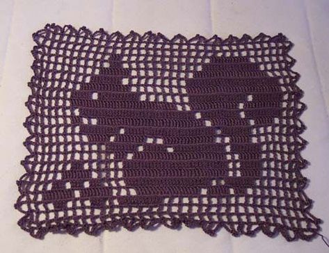 Filet crochet squirrel. Free Granny Square Pattern, Crochet Squirrel, Christmas Squirrel, Doily Pattern, Crochet Filet, Granny Square Pattern, Filet Crochet Charts, Crochet Dollies, Fillet Crochet