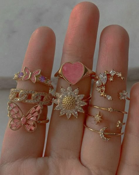 Feminine Gaze Aesthetic, Necklaces Preppy, Different Rings, Pink Jewellery, Hand Jewelry Rings, Jewellery Aesthetic, Preppy Jewelry, Pretty Jewelry Necklaces, Indie Jewelry