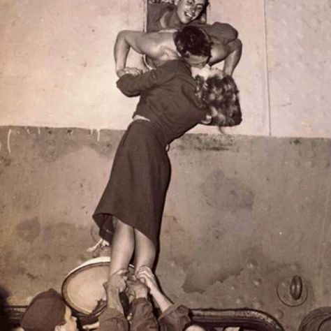 Navy nurse kissing her sailor before deployment One Last Kiss, Last Kiss, Best Kisses, Marlene Dietrich, Foto Vintage, صور مضحكة, Perfect Moment, White Photo, Bucky Barnes