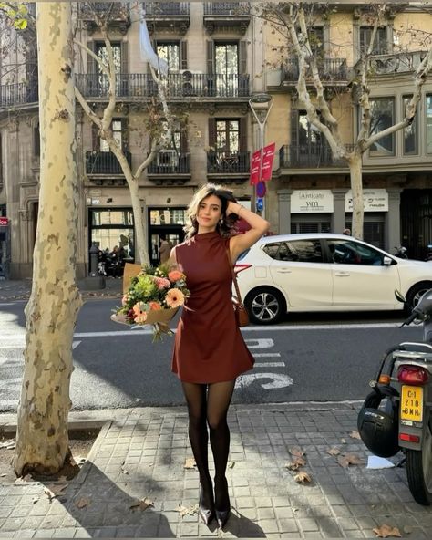 Red Dress Casual Winter, Fall 2024 Dresses, Cool Girl Aesthetic Instagram, Elegant Fall Fashion, New York Chic Outfits, Poses For Pictures Instagram Outside, Brunette Outfits Aesthetic, Nyc Dress Outfits, Elegant Outfits Casual