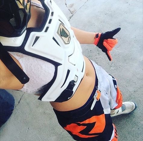 Motorcross Girls Dirt Bikes, Dirt Bike Aesthetic, Motorcross Girl, Motocross Outfit, Dirt Bike Riding Gear, F1 Girl, Motocross Girls, Dirt Bike Gear, Motocross Gear