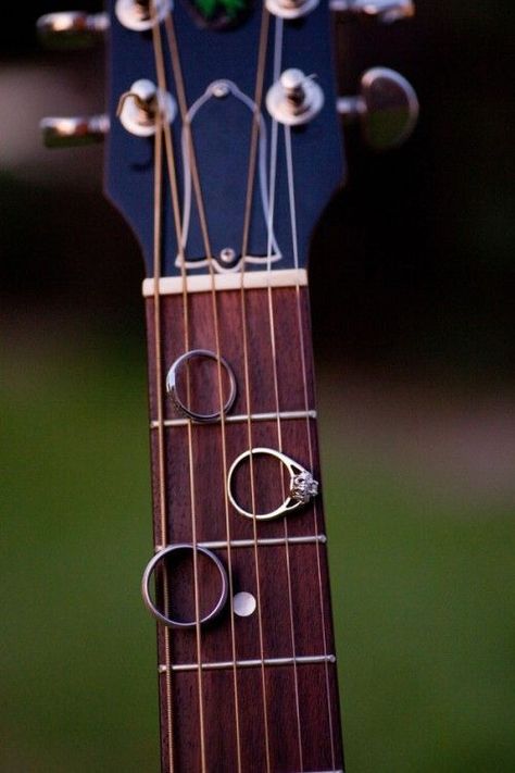 Music Lovers Wedding, Guitar Wedding, Wedding Fotos, Wedding Ring Shots, Music Themed Wedding, Ring Photography, Rustic Farm Wedding, Wedding Rings Photos, Ring Shots