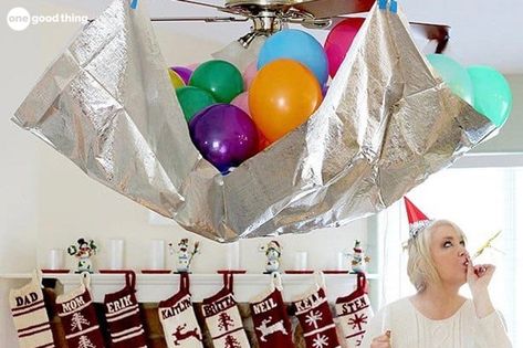 Diy New Years Eve Decorations, Simple Decorations, New Year Diy, Balloon Drop, Group Party, Diy Confetti, Holiday Hack, Easy Diy Decor, Diy Ceiling