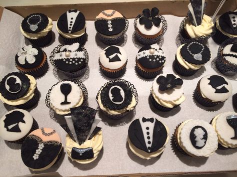 Roaring 20s Cupcake Ideas, Gatsby Cupcakes Roaring 20s, Gatsby Cakes, Great Gatsby Cake, Roaring 20s Party Decorations, Gatsby Cake, Roaring 20s Wedding, Art Deco Cake, Birthday Cake For Husband