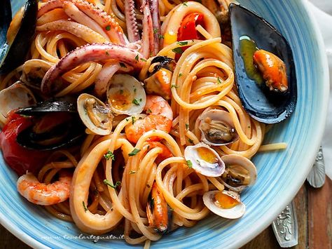 Spaghetti allo scoglio: Ricetta e segreti con foto passo passo Pasta Puttanesca Recipe, Seafood Spaghetti, Italian Pasta Recipe, Recipe Format, Pasta Carbonara Recipe, Pasta Puttanesca, Homemade Pasta Recipe, Pasta Italiana, Italian Recipes Dessert