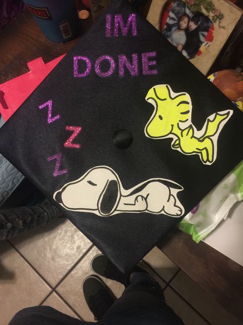 By me Snoopy Graduation Cap Designs, Snoopy Grad Cap, Snoopy Graduation Cap, Graduation Things, Grad Hats, Senior Year Things, School Mood, College Grad Cap Ideas, Grad Cap Decorated