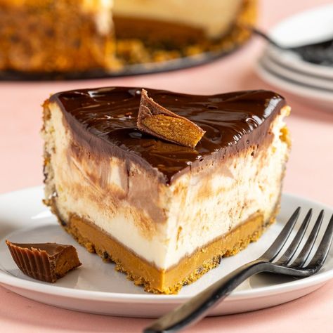 Fall Cheesecake Recipes, Cheesecake Factory Brown Bread, Reese's Peanut Butter Cheesecake, Fall Cheesecake, Chocolate Swirl Cheesecake, Peanut Butter Cheesecake Recipes, Layered Pumpkin Cheesecake, Restaurant Copycat Recipes, Peanut Butter Cup Cheesecake