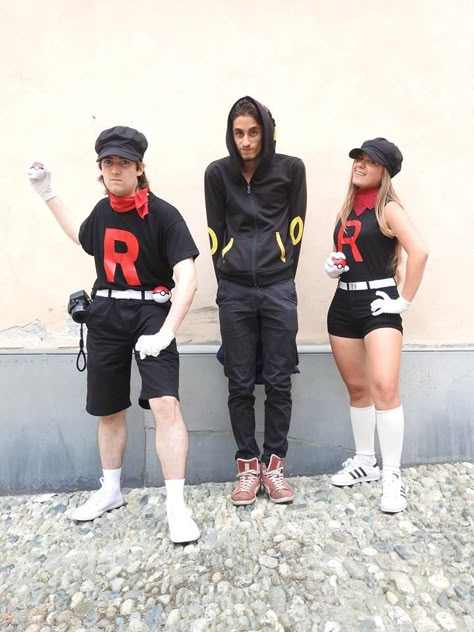 Team Rocket grunts cosplay #TeamRocket #Burtomics #GottaStealEmAll #Pokemon #BadGuys Team Rocket Costume, Team Rocket Cosplay, Rocket Cosplay, Rocket Costume, Team Rocket Grunt, Pokemon Team Rocket, Lucca Comics, Pokemon Team, Team Rocket