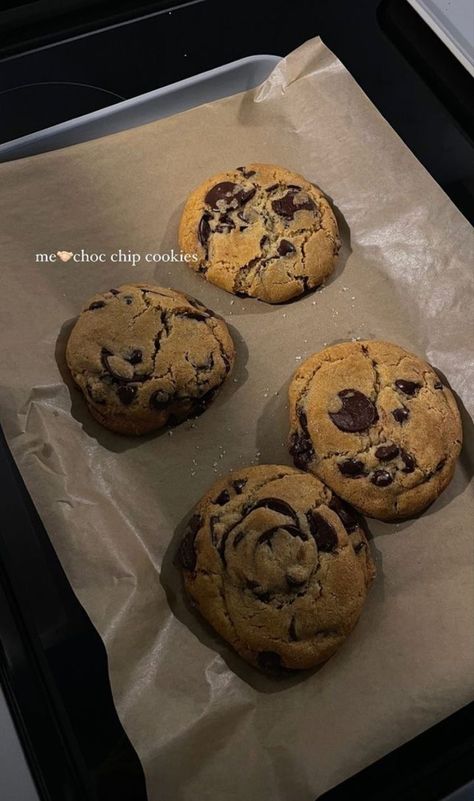 Cookies Instagram Story, Warmcore Aesthetic, Layered Haircuts Blonde, Aesthetic Baked Goods, Old Money Glamour, Casual Old Money, Christmas Decor Modern, Grandma Cookies, Choc Chip Cookies