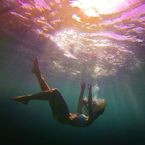 Underwater Photoshoot, Underwater Model, Bawah Air, Underwater Portrait, Girl In Water, Underwater Art, Water Drawing, Anatomy Poses, Brown Hairstyles