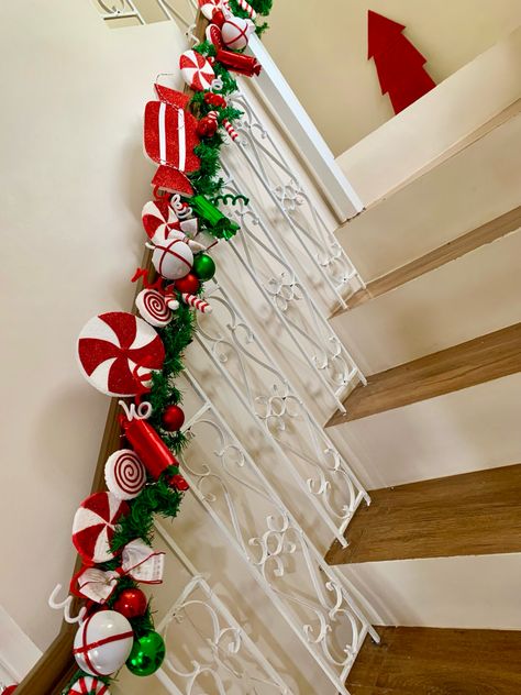 DIY peppermint and Christmas balls Peppermint Garland Diy, Peppermint Christmas, Diy Garland, Birthday Party Decor, Candle Centerpieces, Class Ideas, Christmas Balls, Ball Dresses, Christmas Trees