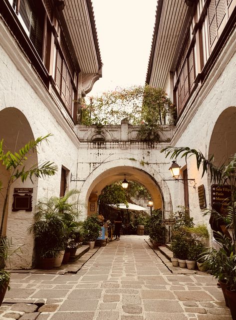 Filipino House Aesthetic, Spanish Colonial Architecture Philippines, Philippine Traditional House, Filipino History Aesthetic, Filipino Countryside, Traditional Filipino House, Philippine Aesthetic, Casa Manila, Filipino Aesthetic