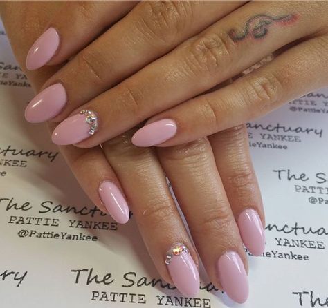 Pink Nails With Stones, Light Pink Nails With Gems, Pink Nails With Crystals, Light Pink Nails With Rhinestones, Pink Crystal Nails, Pearl Pink Nails, Pink Nails With Diamonds, Pink Nails With Gems, Trip Nails