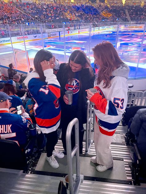 Nhl Hockey Game Outfit Women, Hockey Outfits For Women, Nhl Game Outfit Woman, Outfit Ideas Teenage Girl, Hockey Outfit Women, Hockey Jersey Outfit Woman, Hockey Wag, Football Game Attire, Islanders Hockey