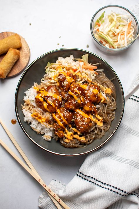 Craving a taste of your favorite Korean street food? Try this Copycat Cupbop Bowl recipe! Packed with flavorful chicken, sweet sauce, and tender noodles, it's a must-try for any fan of copycat restaurant recipes. Perfect for bringing those delicious Korean recipe vibes right into your kitchen! Copycat Cupbop, Cupbop Copycat, Sweet Noodles, Bulgogi Sauce, Korean Recipe, Crunchy Chicken, Sweet Potato Noodles, Korean Restaurant, Cooking White Rice