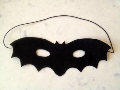 Here’s how to make possibly one of the easiest homemade Halloween costumes – a felt bat mask which required no sewing. The felt is nice and soft making it a comfortable costume for younger children. Wear a black T-shirt and … Kids Bat Costume, Easy Homemade Halloween Costumes, Halloween Costumes Kids Homemade, Felt Bat, Costume Homemade, Costume Ideas For Kids, Easy Halloween Costumes Kids, Bats For Kids, Bat Mask