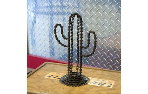 Chain Welding Projects, Bike Chain Crafts, Beginner Welding Projects, Welded Bicycle Art, Beginner Welding Projects Ideas, Bike Chain Welding Projects, Bicycle Chain Art, Beginner Welding, Bike Chain Art