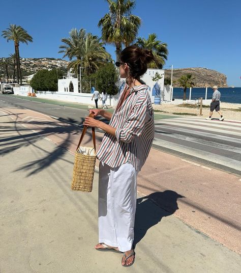 in love with stripes 👒 #outfitoftheday #outfitinspo | Instagram Cute Airport Outfit, Grandma Dress, Boho Fits, Beachy Aesthetic, Nyc Summer, Sassy Outfit, April 3, Classic Wardrobe, Hottest Fashion Trends