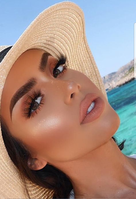 Makeup For Beach Wedding Guest, Beach Photo Shoot Makeup, Beach Glow Makeup, Beach Wedding Guest Makeup, Pool Makeup Looks, Make Up Playa, Beach Photoshoot Makeup, Beach Party Makeup, Pool Party Makeup