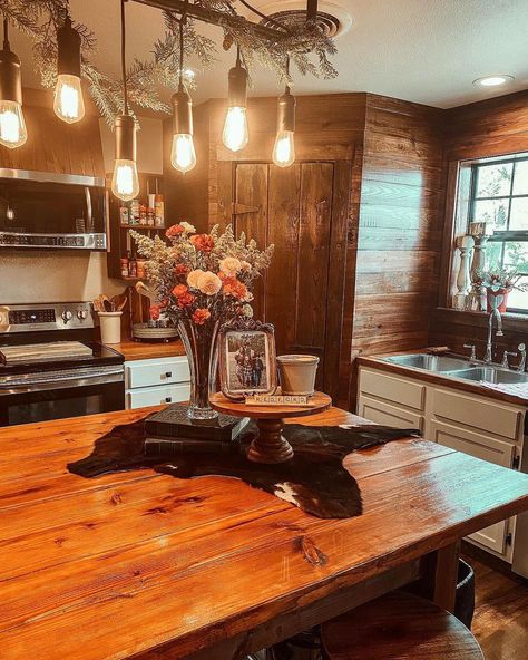 Texas Ranch Decor Ideas, Country Home Ideas Living Room, Western Kitchen Table Decor, Western Home Decor Ranch Style Kitchen, Western Kitchen Decor Ideas, Western Houses Ranch Style, Ranch Style Homes Interior Decor, Western Living Room Ranch Style, Western Kitchen Ideas