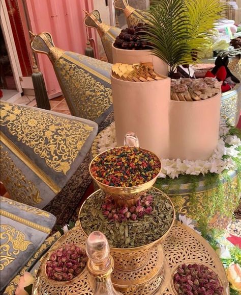 Henna Event Decor, Iraqi Henna Party, Moroccan Henna Party, Bride Dressing Room, Traditional Moroccan Wedding, Moroccan Wedding Decor, Arabian Nights Wedding, Moroccan Wedding Theme, Moroccan Henna