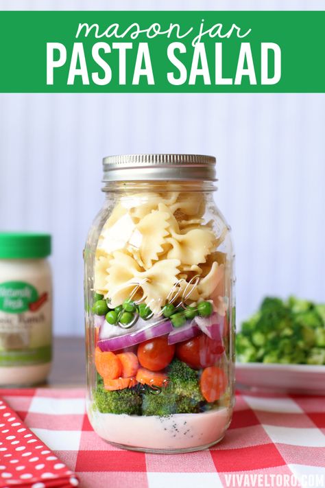 I love this idea for picnics and packed lunches. Mason Jar Creamy Ranch Pasta Salad - it’s yummy and so easy to make! #naturallyfresh #ad Creamy Ranch Pasta, Mason Jar Lunch, Salad Taco, Salad Macaroni, Salad Quinoa, Salad Jar Recipe, Salad Kale, Mason Jar Salad Recipes, Ranch Pasta Salad