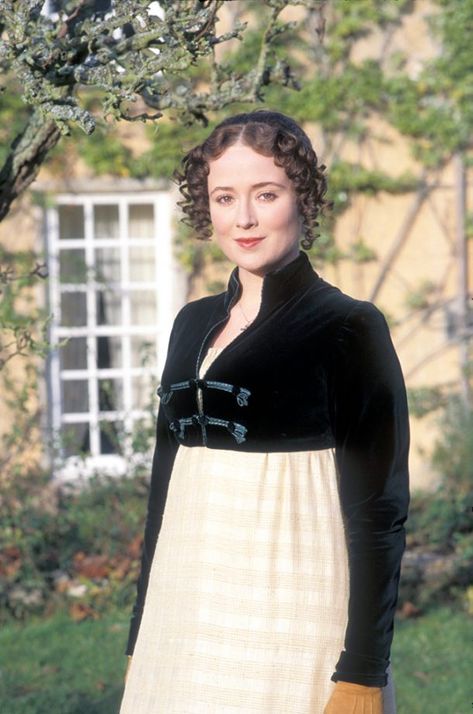 Jennifer Ehle as Elizabeth Bennet in Pride and Prejudice (1995). #JenniferEhle #ElizabethBennet #Prideandprejudice #1995 #tvminiseries #series Jennifer Ehle Elizabeth Bennet, Elizabeth Bennet 1995, Jane Austen Costume, Pride And Prejudice 1995, Jennifer Ehle, Pride And Prejudice And Zombies, Sam Riley, Lizzie Bennet, Historical Clothes