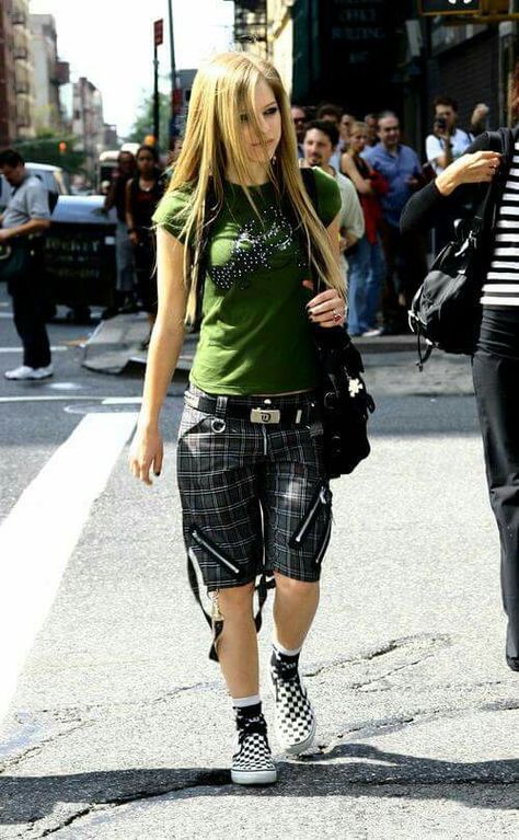 This should go to band pics - but I like the clothing style too much; so it landed here. Avril Lavigne Outfits, Avril Lavingne, Avril Lavigne Photos, Avril Lavigne Style, Outfits 2000s, Punk Princess, Early 2000s Fashion, 2000s Outfits, 2000s Fashion Outfits