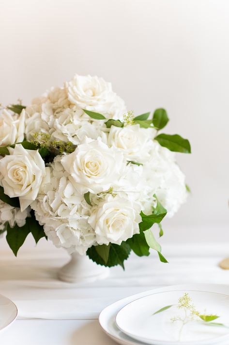 Hydrangea Centerpiece Diy, Lilac Wedding Bouquet, Beautiful Wedding Centerpiece, Simple Wedding Flowers, Hydrangea Centerpiece, Wedding Flower Packages, Unique Wedding Flowers, Lilac Wedding, Wedding Floral Centerpieces