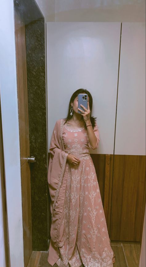 Traditional Dress Aesthetic Pictures, Indian Traditional Mirror Selfie, Mirror Selfie Aesthetic Indian, Mirror Selfie Traditional Dress, Traditional Dresses Aesthetic, Traditional Girl Aesthetic, Lehenga Mirror Selfie, Saree Snapchat Story, Traditional Mirror Selfie