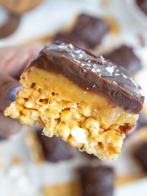 These caramel chocolate rice krispies are made with gooey rice krispie treats, thick layers of buttery caramel, & decadent chocolate ganache. Millionaire Rice Krispie Treats, Caramel Chocolate Rice Krispie Treats, Chocolate Carmel Bars, Gooey Rice Krispie Treats, Church Desserts, Deserts Recipes, Jelly Bars, Rice Krispie Bars, Chocolate Rice Krispies