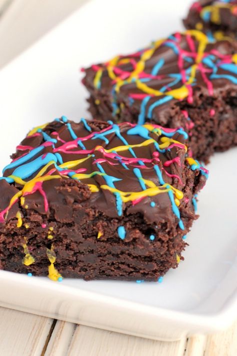 Unleash your inner artist with these brightly colored brownies! What a great project for the kids to help out with—they’re as simple as making boxed brownies, but with a neon flair that’s easy to freestyle. Change up the colors however you like—great for a rainbow-themed party, 4th of July, baby shower or a brownie lover’s birthday. Betty Crocker Brownie Mix, Neon Birthday Party, Neon Birthday, 80s Party, Vanilla Frosting, Neon Party, Fudge Brownies, Brownie Mix, Brownie Bar