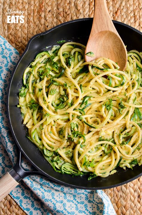 Delicious Syn Free Courgette and Parmesan Pasta - a simple quick pasta recipe with spiralized courgette. Vegetarian, Slimming World and Weight Watchers friendly Pasta Recipes Vegetarian, Pasta Recipes Quick, Courgette Pasta, Pasta Fagioli Recipe, Pasta Bake Easy, Sw Recipes, Pasta Casserole Recipes, Quick Pasta Recipes, Quick Pasta