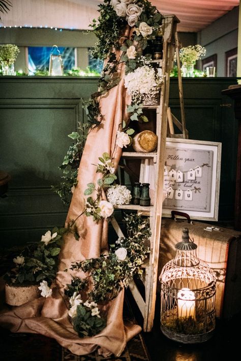 Ladder Wedding Decoration, Vintage Theme Decor, Wedding Ladders Decoration, Romantic Vintage Wedding Decorations, Ladder Styling, Ladder Wedding Decor, Green Vintage Wedding, Vintage Ladder Decor, Vintage Wedding Centerpieces Diy