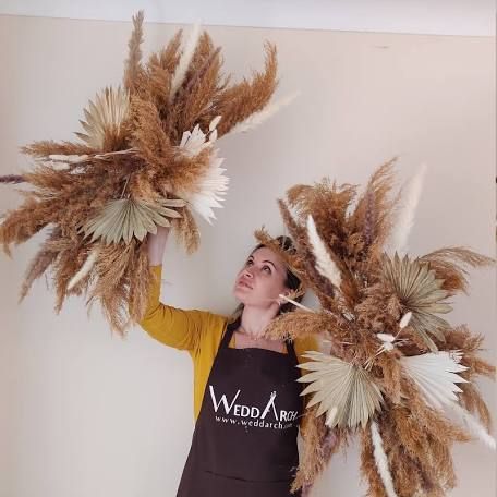 How to DIY your own pampas grass garland. • Poplolly Co. Pampas Grass Arch Arrangement, Pampas Grass Arch, Pampas Grass Wall, Installation Wedding, Bridal Shower Photography, Wine Red Wedding, Arch Arrangement, Dried Arrangements, Wedding Archway