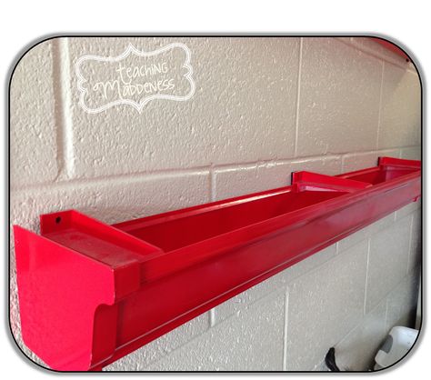 Using rain gutters as bookshelves in small places.  Great for underneath whiteboards!  Plus, they're removable! Cinder Block Classroom Walls, Gutter Bookshelf, Preschool Classroom Setup, Classroom Wall Decor, Bookshelf Organization, Classroom Storage, 2nd Grade Classroom, Rain Gutters, Creative Classroom