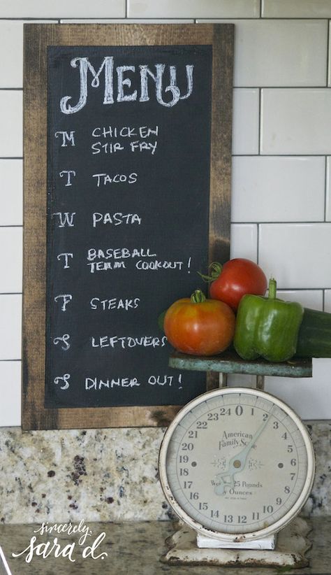 Use this easy DIY Chalkboard Weekly Menu Planner to showcase your planned meals for the entire family to see. Use this simple organization tool to plan your grocery shopping and outings. Kitchen Chalkboard, Weekly Menu Planners, Diy Organizer, Menu Planner, Diy Chalkboard, Diy Kitchen Decor, Menu Planners, Weekly Menu, Kitchen Tops