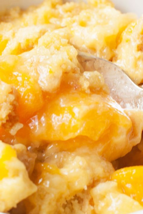 This crockpot peach cobbler is the perfect dessert to make in your slow cooker. Not only is this crockpot peach cobbler with cake mix fast and easy to make, it also only uses three ingredients. Peach Cobbler In Crock Pot Easy Recipes, Slow Cooker Cobbler, Sugar Free Peach Cobbler, Crockpot Cobbler, Cake Mix Peach Cobbler, Crockpot Peach Cobbler, Slow Cooker Cake, Crockpot Cake, Cake Mix Cobbler