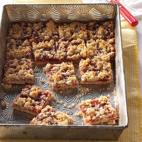 Strawberry Oatmeal Bars Desserts Potluck, Strawberry Granola Bars, Strawberry Granola, Oatmeal Bars Recipes, Strawberry Oatmeal Bars, Banana Butter, Summer Potluck, Potluck Desserts, Strawberry Oatmeal